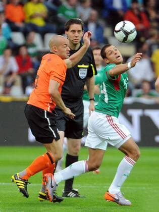 FUSSBALL - Testspiel FREIBURG,26.MAI.10 -, Laenderspiel, Niederlande vs Mexiko. Bild zeigt Demy de Zeeuw (NED l.), Schiedsrichter Manuel Graefe (GER) und Javier Chicharito Hernandez (MEX). 