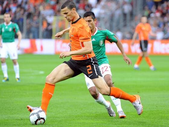 FUSSBALL - Testspiel FREIBURG,26.MAI.10 -, Laenderspiel, Niederlande vs Mexiko. Bild zeigt Khalid Boulahrouz (NED l.) und Alberto Medina (MEX). 