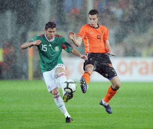 Fussball International: Testspiel 26.05.2010 Holland - Mexiko Robin Van Persie (NED,re) gegen Hector Moreno (MEX,li)  o00 Regen Regenspiel