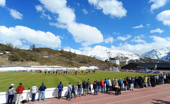 Italy national football team run during a training session in Sestriere, Italy on May 26, 2010. The Italian team started their preparations in the Alpine resort of Sestriere before departing for the FIFA World Cup 2010. xGPA LucaxGhidonix  ActionPlus9713 o0 Fans, Zuschauer o00 Landschaft Himmel Wolke