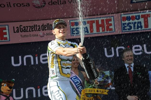 Giro d Italia 2010, 18. Etappe: Levico Terme - Brescia: Andre Greipel (Htc - Columbia) gewinnt die 18. Etappe  o0 Etappensieg, Etappensieger, Jubel, Freude, Champagner, Champagnerdusche