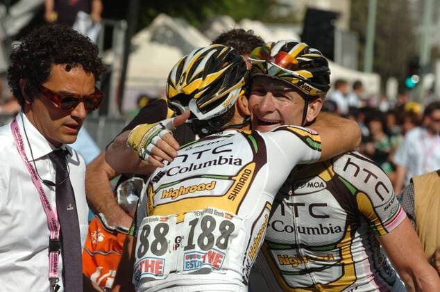 Giro d Italia 2010, 18. Etappe: Levico Terme - Brescia: Andre Greipel (Htc - Columbia) gewinnt die 18. Etappe und erhält Glückwünsche von Teamkollege Vicente Reynes, li. Journalist Matteo Cavazzuti  o0 Etappensieg, Etappensieger, Jubel, Freude