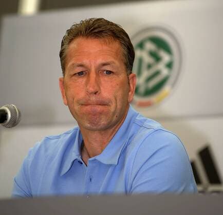 28.05.2010, Fussball DFB-Trainingslager Der deutschen Nationalmannschaft zur WM-Vorbereitung, in Eppan bei Bozen in Südtirol (Italien), Pressekonferenz mit Torwarttrainer Andreas Köpke (Deutschland).
