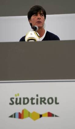 28.05.2010, Fussball DFB-Trainingslager Der deutschen Nationalmannschaft zur WM-Vorbereitung, in Eppan bei Bozen in Südtirol (Italien), Pressekonferenz mit Bundestrainer Joachim Löw (Deutschland).