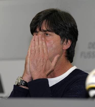 28.05.2010, Fussball DFB-Trainingslager Der deutschen Nationalmannschaft zur WM-Vorbereitung, in Eppan bei Bozen in Südtirol (Italien), Pressekonferenz mit Bundestrainer Joachim Löw (Deutschland).