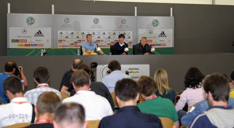 28.05.2010, Fussball DFB-Trainingslager Der deutschen Nationalmannschaft zur WM-Vorbereitung, in Eppan bei Bozen in Südtirol (Italien), Pressekonferenz. v.l. Torwarttrainer Andreas Köpke, Bundestrainer Joachim Löw and Pressesprecher Harald Stenger (alle, Deutschland). Davor die Journalisten.