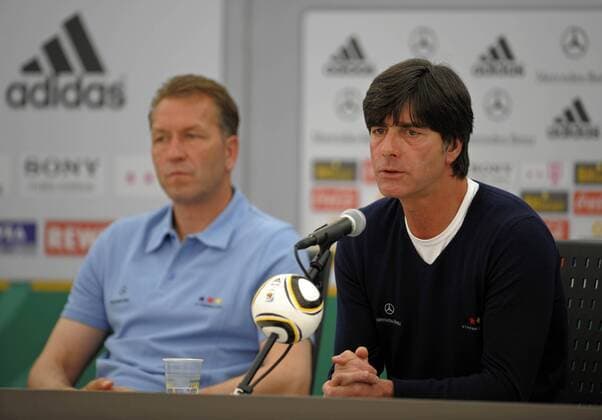 28.05.2010, Fussball DFB-Trainingslager Der deutschen Nationalmannschaft zur WM-Vorbereitung, in Eppan bei Bozen in Südtirol (Italien), Pressekonferenz mit Bundestrainer Joachim Löw (re) and Torwarttrainer Andreas Köpke (li, beide Deutschland).
