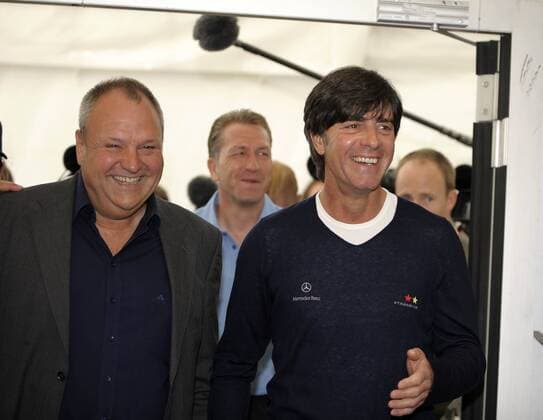 28.05.2010, Fussball DFB-Trainingslager Der deutschen Nationalmannschaft zur WM-Vorbereitung, in Eppan bei Bozen in Südtirol (Italien), Pressekonferenz mit Bundestrainer Joachim Löw (re) and Pressesprecher Harald Stenger (li, beide Deutschland).