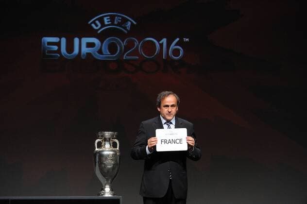 Vergabe der Fußball EURO 2016: UEFA Präsident MICHEL PLATINI (FRA) - xJEANxBIBARDxFEPx  o0 Pokal, Trophäe Objekte, Schriftzug o00 Entscheidung