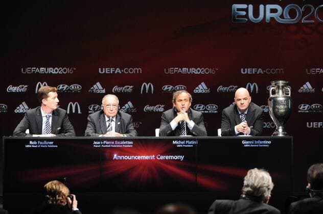 Vergabe der Fußball EURO 2016, v.li.: UEFA Sprecher ROB FAULKNER (GBR), FFF Präsident JEAN PIERRE ESCALETTES, UEFA Präsident MICHEL PLATINI (beide FRA) und UEFA Generalsektretär GIANNI INFANTINO (ITA) - xJEANxBIBARDxFEPx 
