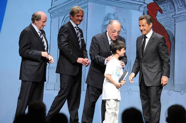Vergabe der Fußball EURO 2016, v.li.: FFF Generaldirekor JACQUES LAMBERT, LFP Präsident FREDERIC THIRIEZ, FFF Präsident JEAN PIERRE ESCALETTES und Staatspräsident NICOLAS SARKOZY (re., alle FRA) - xJEANxBIBARDxFEPx  o0 Kind, Politik, people
