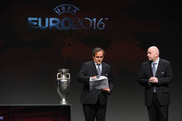 Vergabe der Fußball EURO 2016: UEFA Präsident MICHEL PLATINI (FRA, li.) und UEFA Generalsektretär GIANNI INFANTINO (ITA) - xJEANxBIBARDxFEPx  o0 Pokal, Trophäe Objekte o00 Entscheidung Spannung