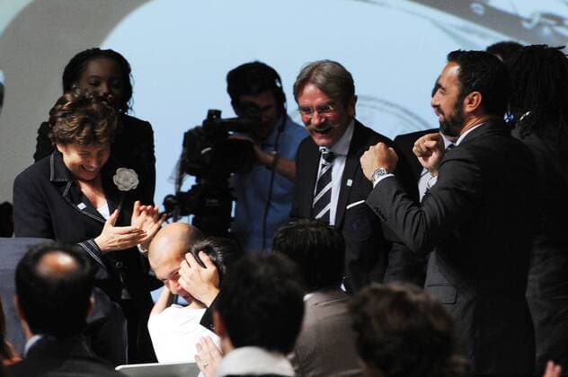 Vergabe der Fußball EURO 2016 an Frankreich: Ministerin für Gesundheit und Sport ROSELYNE BACHELOT (li.), LFP Präsident FREDERIC THIRIEZ (hi.), ZINEDINE ZIDANE (u.) mit einem Jungen und YOURI DJORKAEFF (re., alle FRA) - xJEANxBIBARDxFEPx  o0 Jubel, Freude, people Politik,