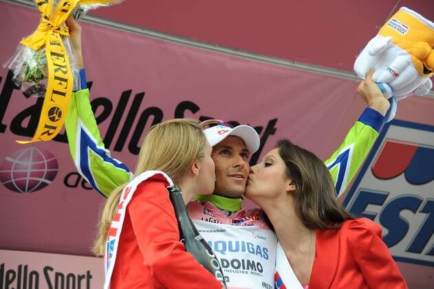 Giro d Italia, Etappe 20: Bormio - Ponte di Legno Tonale: Liquigas 2010, Ivan Basso im rosa Trikot  o0 Siegerehrung Hostess, Hostessen, Frau, girl Jubel Freude