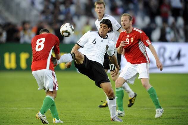 Sami KHEDIRA (GER),Aktion,Zweikampf gegen Krisztian VADOCZ (li.) und Sandor TORGHELLE (re). Fussball Länderspiel Ungarn (HUN, rot) - Deutschland (GER, weiß) 0-3. Nationalmannschaft,DFB,29.05.2010.