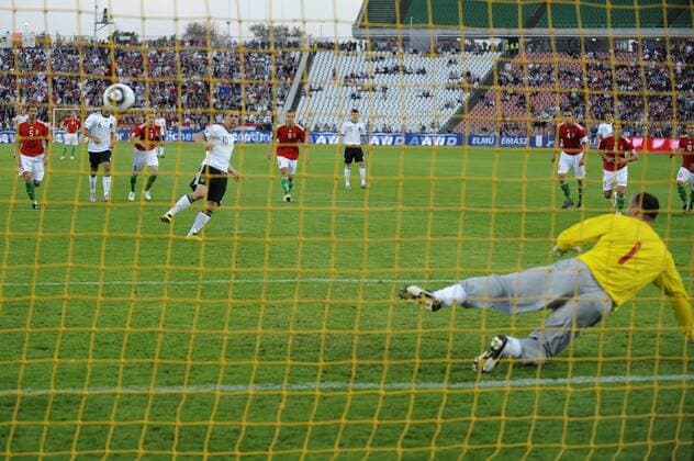 Lukas PODOLSKI (GER) schiesst per Elfmeter das Tor zum 1-0 gegen Torwart Gabor KIRALY (HUN). Fussball Länderspiel Ungarn (HUN, rot) - Deutschland (GER, weiß) 0-3. Nationalmannschaft,DFB,29.05.2010. o0 Hintertor, Hintertorkamera, Hintertorperspektive,