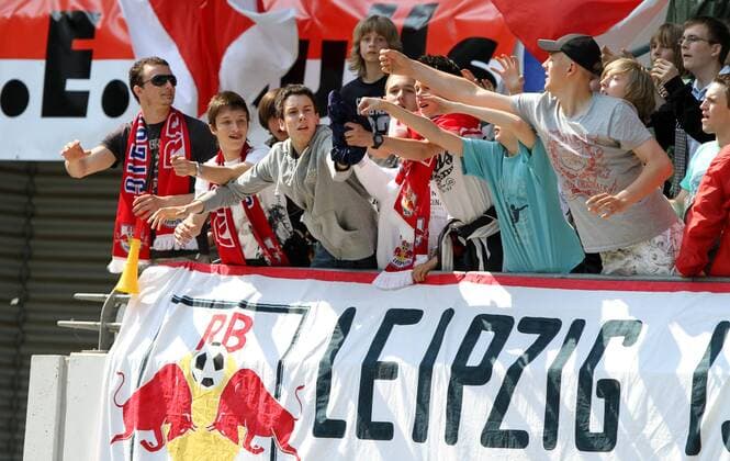 Fussball NOFV - Oberliga Süd Rasenballsport Leipzig - RB Fans haben ein Trikot gefangen