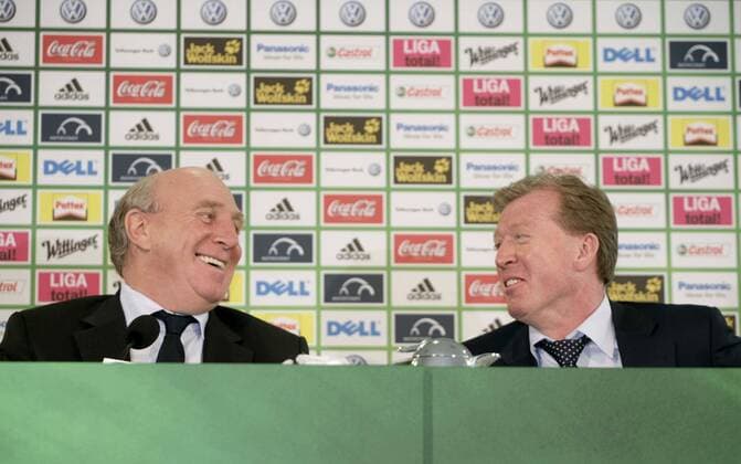 Manager Dieter Hoeneß (li.) mit Trainer Steve McClaren (VFL Wolfsburg) - Vorstellung und Pressekonferenz als neuer Trainer in Wolfsburg o0 Mc Claren, Funktionär, Freude