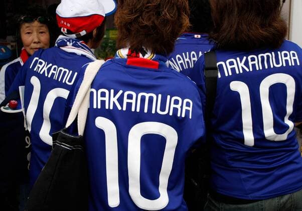 FUSSBALL - Graz, Vorberichte, IFCS Trainingslager, Vorbereitung, Vorbereitungsspiel, Freundschaftsspiel, Laenderspiel, Bild zeigt Fans aus Japan mit Trikot von Shunsuke Nakamura -  o00 kurios