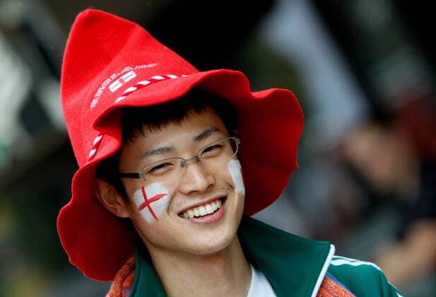 FUSSBALL - Graz, Vorberichte, IFCS Trainingslager, Vorbereitung, Vorbereitungsspiel, Freundschaftsspiel, Laenderspiel, Japan vs England. Bild zeigt einen Fan aus Japan mit Englands Landesfarben - 
