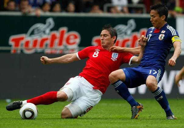 FUSSBALL - Graz, Vorberichte, IFCS Trainingslager, Vorbereitung, Vorbereitungsspiel, Freundschaftsspiel, Laenderspiel, Japan vs England. Bild zeigt Frank Lampard (England, L) und Makoto Hasebe (JPN). 