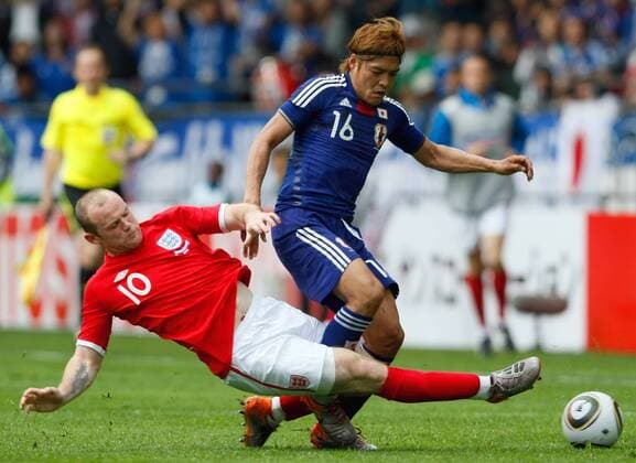 FUSSBALL - Graz, Vorberichte, IFCS Trainingslager, Vorbereitung, Vorbereitungsspiel, Freundschaftsspiel, Laenderspiel, Japan vs England. Bild zeigt Wayne Rooney (England, L) und Yoshito Okubo (JPN). 