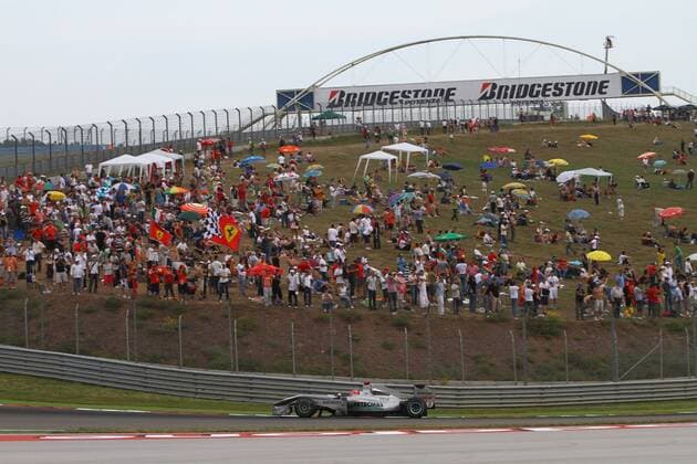 Race, Michael Schumacher (GER), Mercedes GP F1 Team, MGP W01 Turkish Grand Prix 28-30 May 2010  o0 Otodrom Circuit Werbebande Bande Werbung Sponsor Wirtschaft Bridgestone Zuschauer