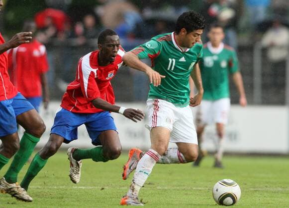 Freundschaftsspiel, Vorbereitungsspiel, Mexiko vs. Gambia, v.li.: Ebrima Sawaneh, Gambia, Carlos Vela, Mexiko,