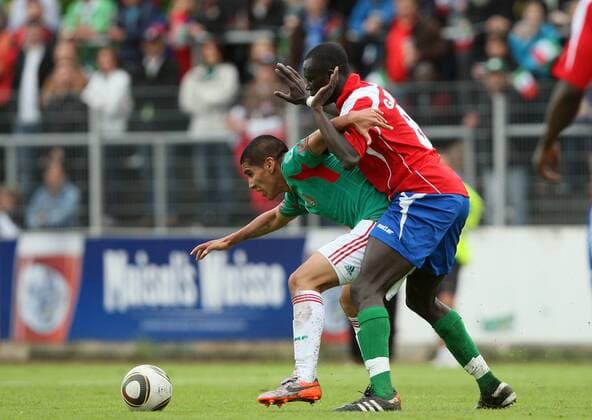 Freundschaftsspiel, Vorbereitungsspiel, Mexiko vs. Gambia, v.li.: Carlos Salcido, Mexiko, Mohammed Mbey, Gambia, o0 Momo