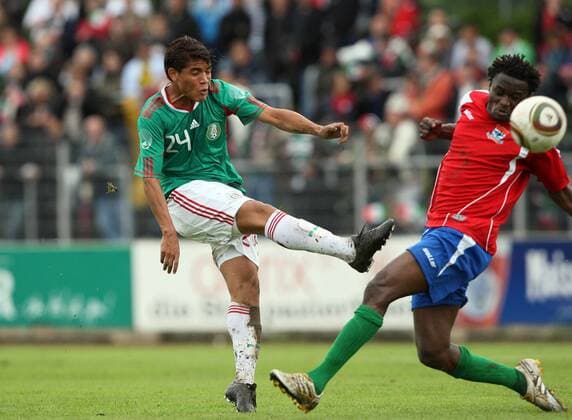 Freundschaftsspiel, Vorbereitungsspiel, Mexiko vs. Gambia, v.li.: Jonathan Dos Santos, Mexiko, Mustapha Jarju, Gambia,