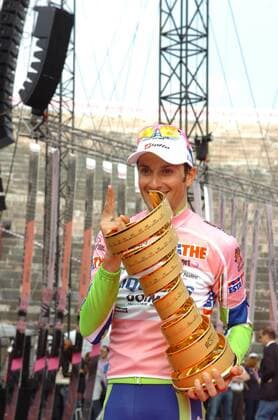 Giro d Italia, 21. Etappe in Verona - Liquigas 2010, Ivan Basso behält das rosa Trikot und gewinnt die Gesamtwertung  o0 Pokal Trophäe Objekte