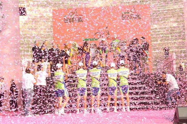 Giro d Italia, 21. Etappe in Verona - Liquigas 2010, Ivan Basso (hi. Mitte) behält das rosa Trikot und gewinnt die Gesamtwertung  o0 Konfetti Konfettiregen Totale