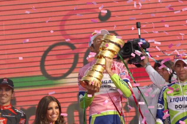 Giro d Italia, 21. Etappe in Verona - Liquigas 2010, Ivan Basso (Mitte) behält das rosa Trikot und gewinnt die Gesamtwertung  o0 Pokal Trophäe Objekte