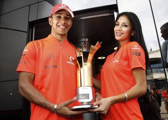 Motorsports Formula 1: World Championship 2010, GP of Turkey, 02 Lewis Hamilton (GBR, Vodafone McLaren Mercedes) with his girlfriend Nicole Scherzinger (USA) xHOCHxZWEIx o0 privat Familie Frau Freundin people Musik Objekte Pokal Trophäe