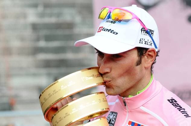 Ivan Basso (Liquigas) winner of Giro d Italia Giro dItalia 2010, stage 21: Verona - Verona, 30.05.2010 - nikxnapoli o0 Jubel Freude Sieg Gesamtsieg Siegerehrung o0 Objekte Pokal Trophäe