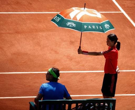French Open 2010, Roland Garros, Paris Ballmädchen hält Sonnenschirm über Rafael Nadal (ESP) o0 Schirm Objekt Equipment Ballkind Symbol Heiß Hitze Schutz Sonnenschutz