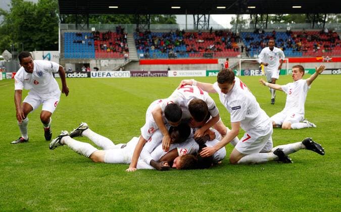 - Fussball U17 Europameisterschaft in Vaduz Liechtenstein: Finale: England (weiß) - Spanien 2-1: Torjubel zum entscheidenden 2:1 o0 Jubel Freude 