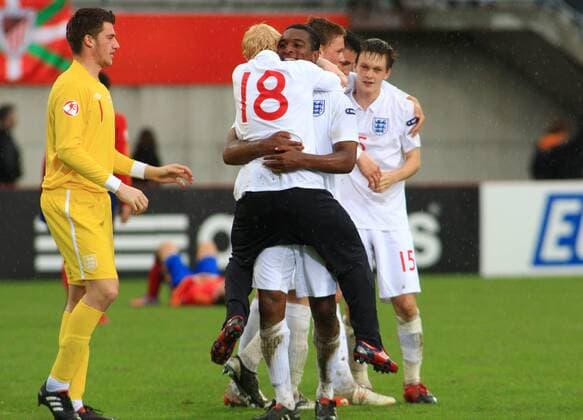 - Fussball U17 Europameisterschaft in Vaduz Liechtenstein: Finale: England (weiß) - Spanien 2-1: England U17 ist Europameister 2010 . Torwart Samuel Johnstone , Luke Williams (18) und Andre Wisdom (England U17) o0 Sieg Europameister o0 Jubel Freude 