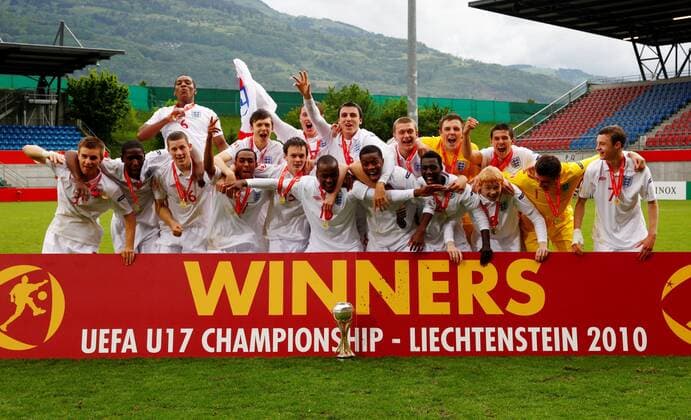 - Fussball U17 Europameisterschaft in Vaduz Liechtenstein: Finale: England (weiß) - Spanien 2-1: England ist U17 Europameister 2010 o0 Sieg Europameister Siegerfoto o0 Jubel Freude o00 Totale 