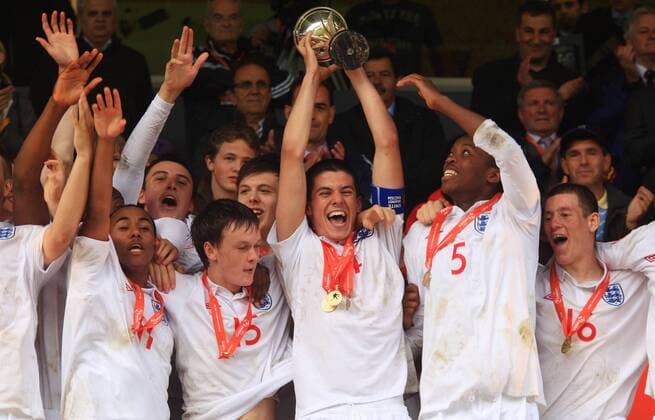 - Fussball U17 Europameisterschaft in Vaduz Liechtenstein: Finale: England (weiß) - Spanien 2-1: England ist U17 Europameister 2010 vl.Robert Hall (11) Joshua McEachran (15), Captain Conor Coady mit Pokal , Nathaniel Chalobah (5) und Ross Barkley o0 Sieg Europameister Siegerehrung Objekte Pokal Trophäe o0 Jubel Freude 