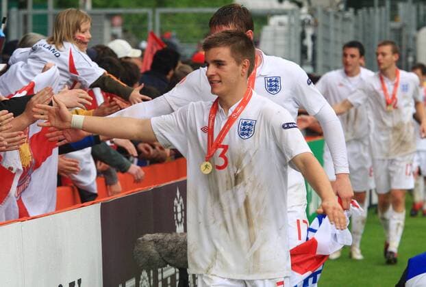 - Fussball U17 Europameisterschaft in Vaduz Liechtenstein: Finale: England (weiß) - Spanien 2-1: England U17 ist Europameister 2010 . Luke Garbutt (England U17) mit Medaille o0 Sieg Europameister Siegerehrung o0 Jubel Freude 