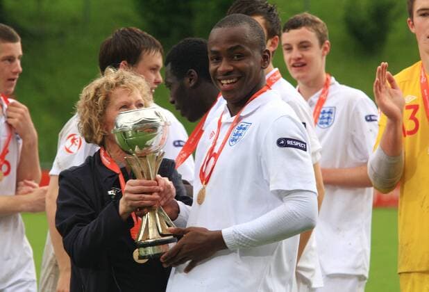 - Fussball U17 Europameisterschaft in Vaduz Liechtenstein: Finale: England (weiß) - Spanien 2-1: England U17 ist Europameister 2010 . Saido Berahino (England U17) mit Pokal o0 Sieg Europameister Objekte Pokal Trophäe Siegerehrung o0 Jubel Freude 