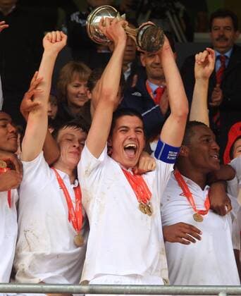 - Fussball U17 Europameisterschaft in Vaduz Liechtenstein: Finale: England (weiß) - Spanien 2-1: England ist U17 Europameister 2010 vl.Joshua McEachran , Captain Conor Coady mit Pokal und Robert Hall o0 Sieg Europameister Objekte Pokal Trophäe Siegerehrung o0 Jubel Freude 