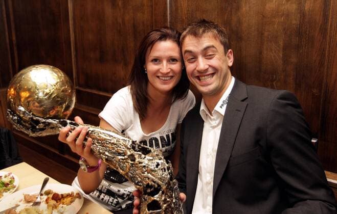 Feier des THW Kiel anlässlich des Champions League Siegs 2010 - Momir Ilic (THW Kiel) mit Ehefrau Maja o0 Jubel, Freude, Familie, privat, Frau, Pokal, Trophäe, Objekte, Spielerfrau