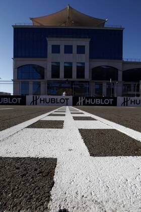 Motorsports Formula 1: World Championship 2010, GP of Turkey, Start- und Ziellinie am Otodrom Circuit xHOCHxZWEIx o0 Markierung Streckenmarkierung Linie Gebäude Werbebande Bande Werbung Sponsor Wirtschaft Hublot