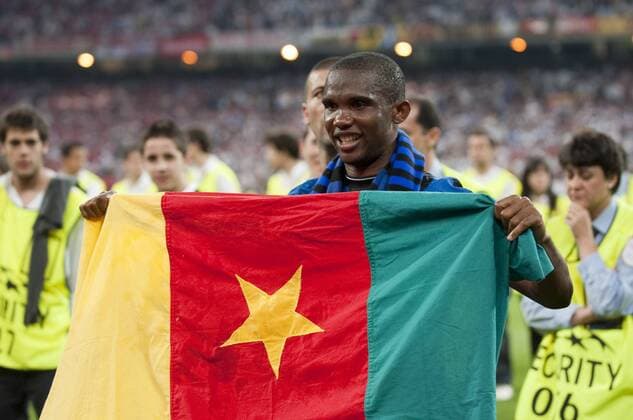 Samuel Eto o of Inter celebrates with his national flag after winning the UEFA Champions League final match between FC Bayern Munich 0-2 Inter Milan at the Santiago Bernabeu Stadium in Madrid, Spain.  (010723) o0 Jubel Freude Europapokalsieg Feier Fahne, Nationalfahne Kamerun