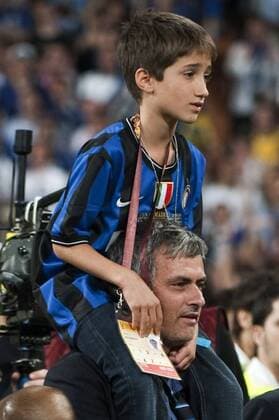 Inter Milan head coach Jose Mourinho celebrates with his son Jose Jr. after winning the UEFA Champions League final match between FC Bayern Munich 0-2 Inter Milan at the Santiago Bernabeu Stadium in Madrid, Spain.  (010727) o0 Jubel Freude Europapokalsieg Feier Familie Kind Sohn