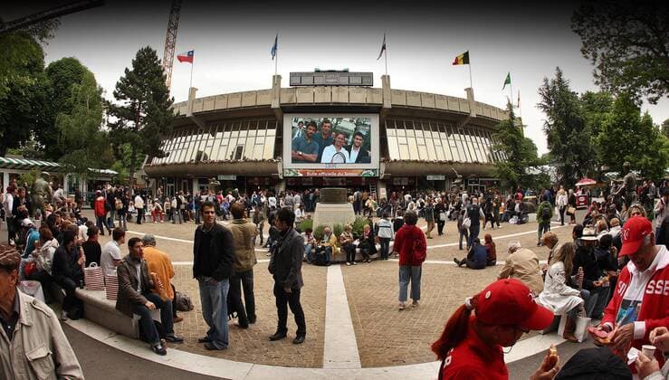TENNIS - ATP, French Open 2010 PARIS,FRANKREICH,01.JUN.10 - TENNIS - ATP World Tour, Grand Slam, Roland Garros French Open 2010. Bild zeigt den Place des Mousquetaires.  o0 Fan, fisheye,