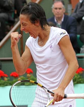 Italian Francesca Schiavone reacts after a shot during her French Open quarterfinal match at Roland Garros in Paris on June 1, 2010.  PAR20100601713 o0 Jubel, Freude, Emotionen