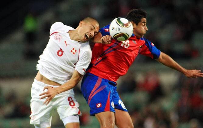 Testspiel, Schweiz - Costa Rica 0:1 Gökhan Inler (Schweiz,li) gegen Carlos Hernandez (Costa Rica) 